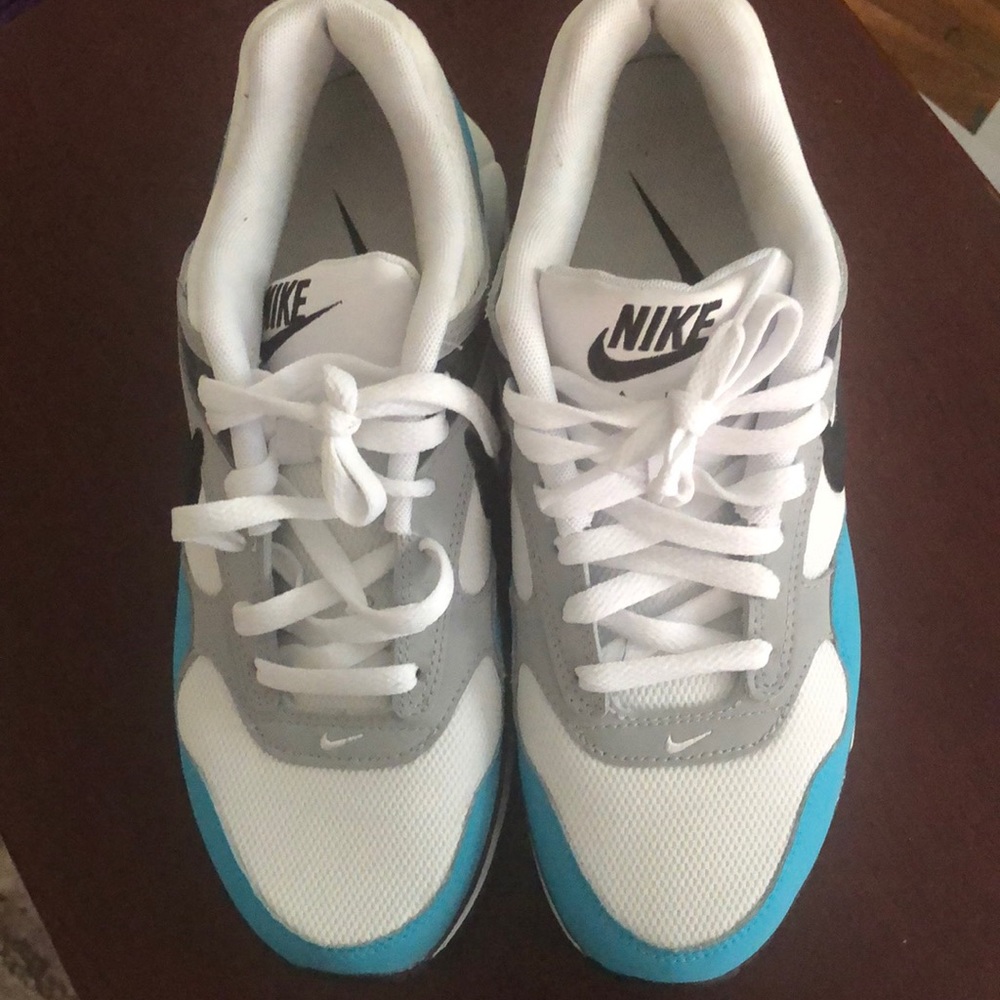 Selling a Nike shoe very brand new